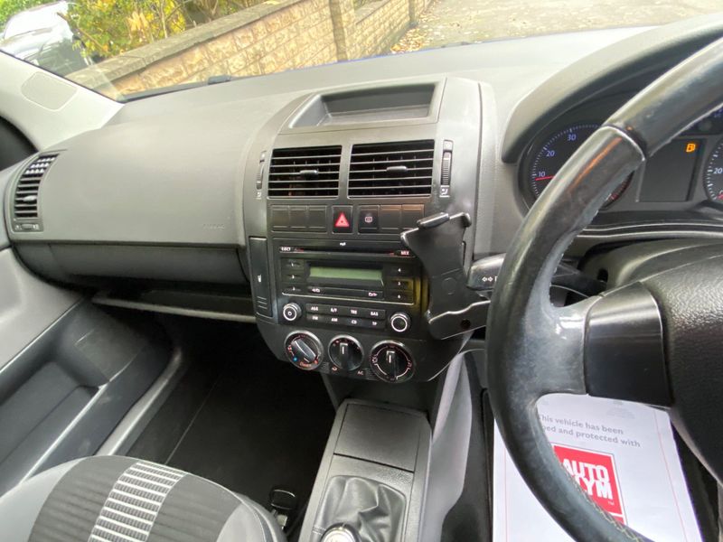VOLKSWAGEN POLO